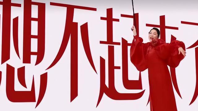 66岁倪萍拍母亲节广告，再次陷入整容风波，被吐槽开了恐怖特效！