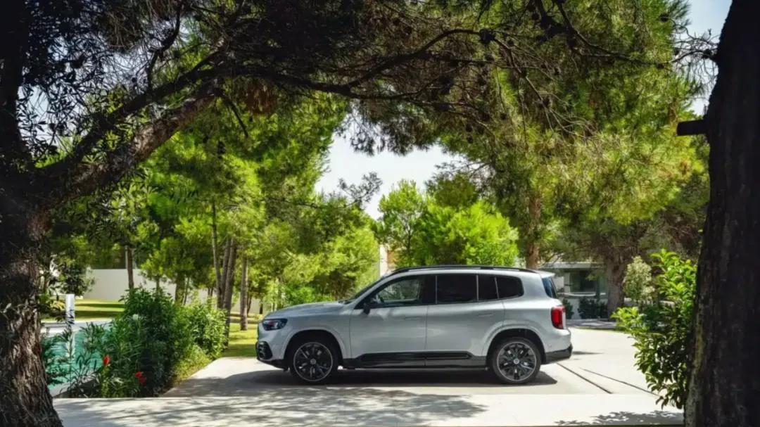 满脸都是奔驰标！有燃油有纯电，全新一代奔驰GLB官图发布