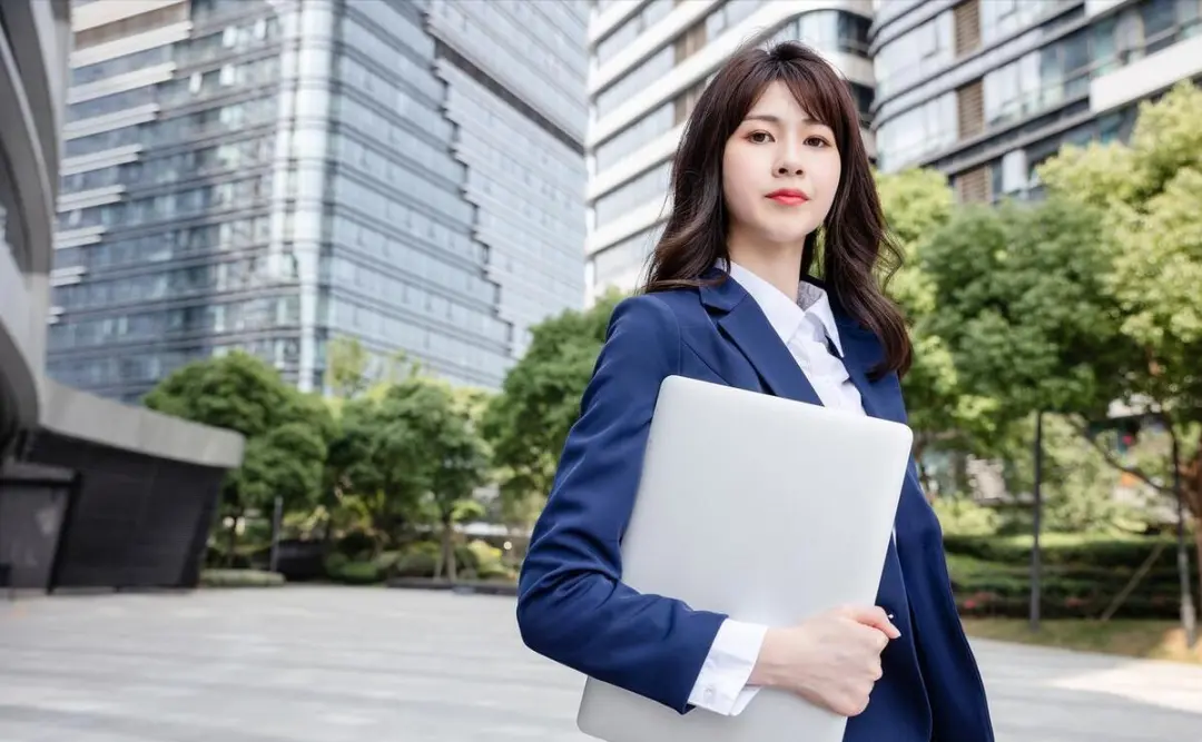 35岁姑娘不结婚，晒一人精致晚餐火了，网友：真乃人间清醒