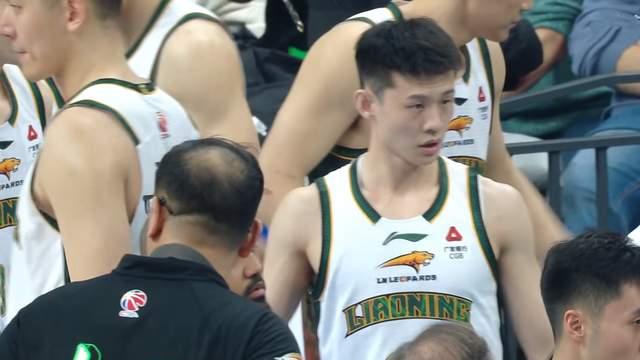 两连胜终结，辽宁男篮末节崩盘，裁判吹罚有争议，付豪15分成核心