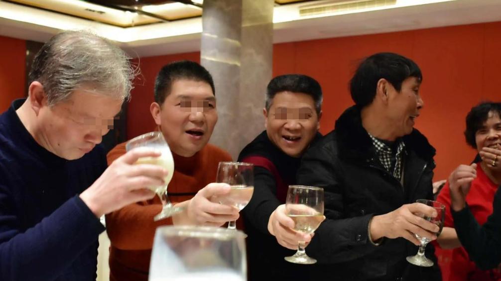 聚会时，别人“左手端杯”向你敬酒是何用意？不懂容易得罪人