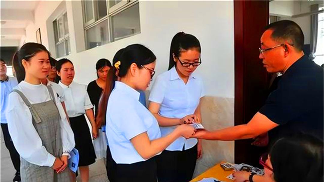 真心劝告：寒门学子别报考这4大专业，真没“钱途”