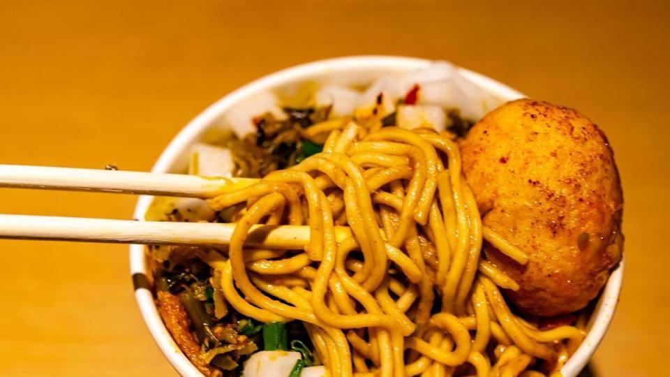 热干面做法与配方：揭秘热干面的核心技艺，附保定进货渠道指南