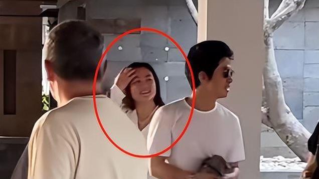50岁李健带老婆三亚度假，穿情侣装秀恩爱，孟小蓓胖一大圈仍漂亮