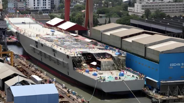 亚洲首艘核航母来了？配置54架舰载机满载65000吨，美：世界第三稳了