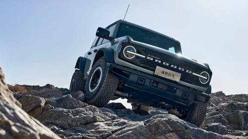 40万级硬派越野大比拼：福特烈马荒地版与丰田普拉多谁能笑到最后？