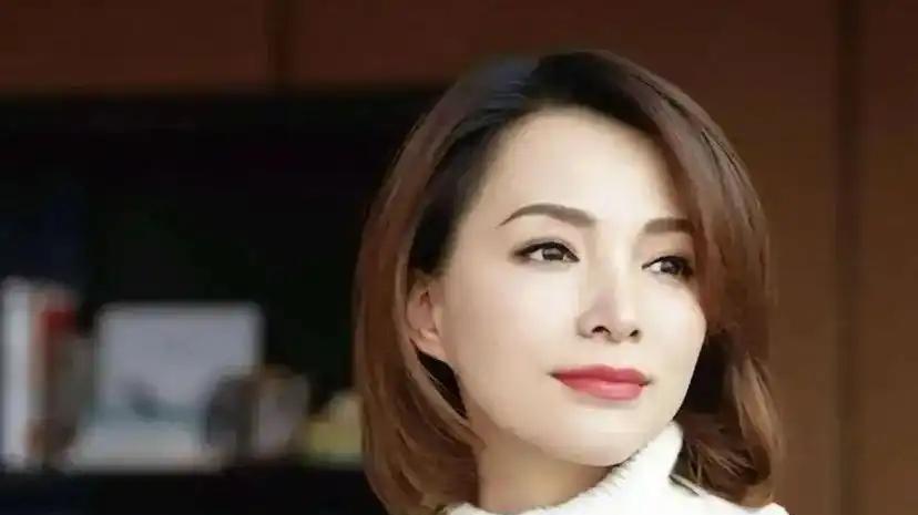 52岁董卿与男粉合照曝光，素颜出镜瘦了一些，笑起来依然那么优雅