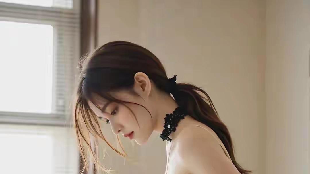 谁穿谁美！美女靠碎花吊带裙，穿出好身材与优雅气质