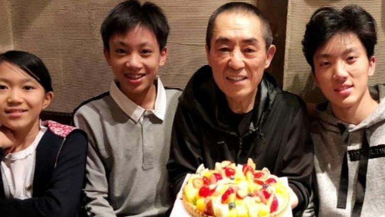 相伴二十五载，74岁的张艺谋已显苍老，43岁的陈婷依然容颜娇美
