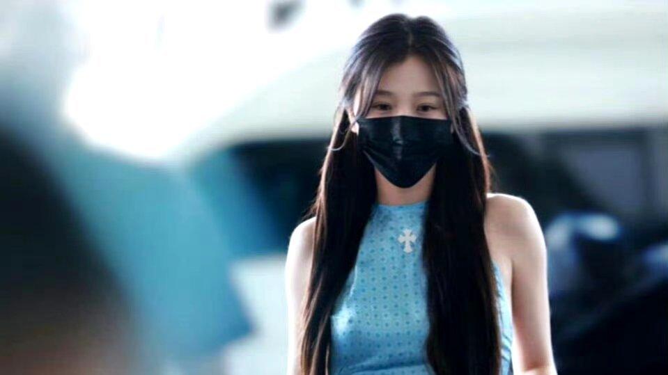 虞书欣机场私服被称赞“健康美”，有种欧美明星出街抓拍的感觉