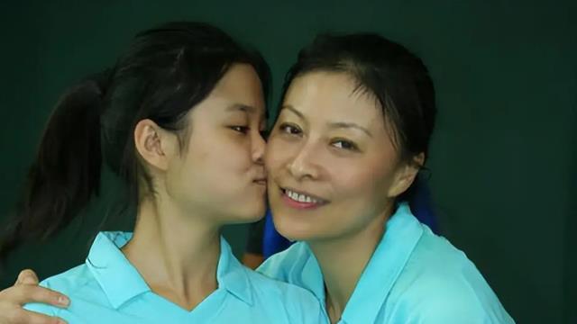 她是最惨影后，生下女儿后患癌被丈夫抛弃，如今女儿被张嘉译带红