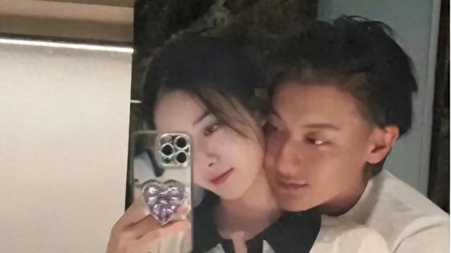 黄子韬徐艺洋孩子首曝光！疑去年在国外生产，两人赴美产检被偶遇