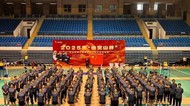 “仙堂山杯”第三届退役军人羽毛球联谊赛在襄垣挥拍
