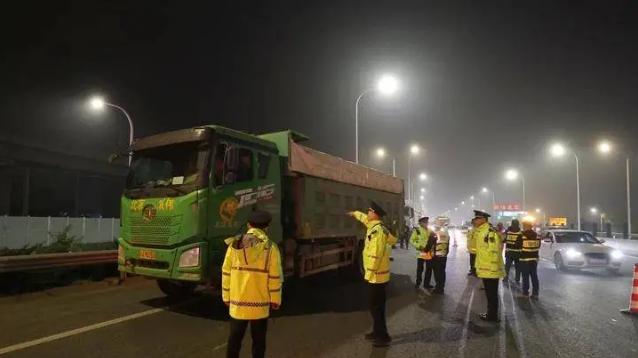 北京夜查“泥头车”：限重25吨，实重超70吨，多辆严重超载被查处