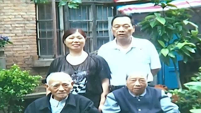 95岁大爷与42岁漂亮保姆闪婚，为了满足娇妻心愿，将孙子告上法庭