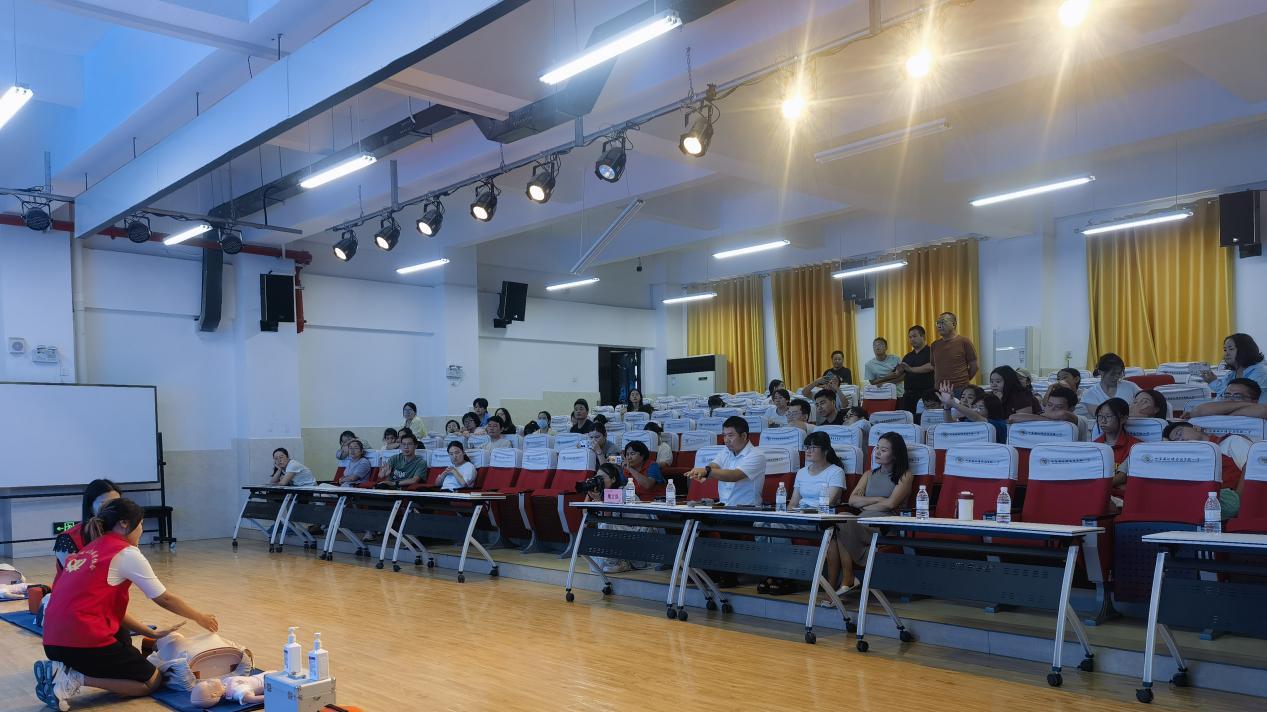 赋能校园“守护者”！西安心连心志愿者协会为国际港务区实验小学教职工开展急救培训