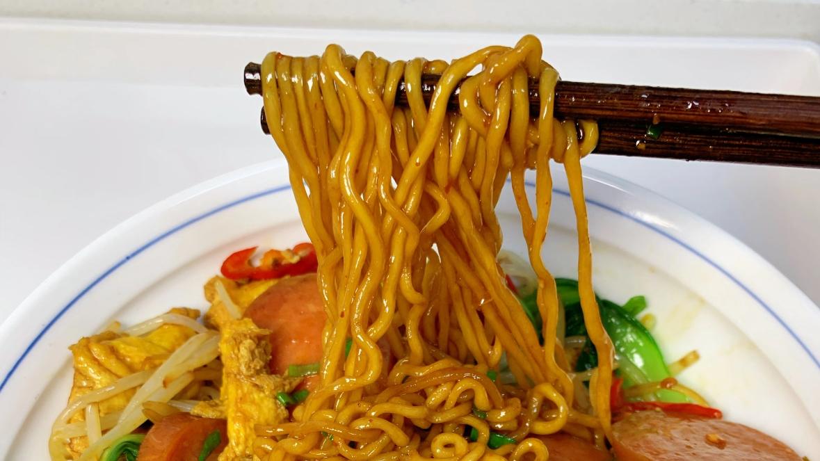 香肠鸡蛋炒面是一道非常受欢迎的家常快手美食，荤素搭配，营养均衡。