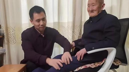 那年，内蒙古老光棍董栋收养了一个嗷嗷待哺的男婴。谁也没想到，这个穷困潦倒的老光棍