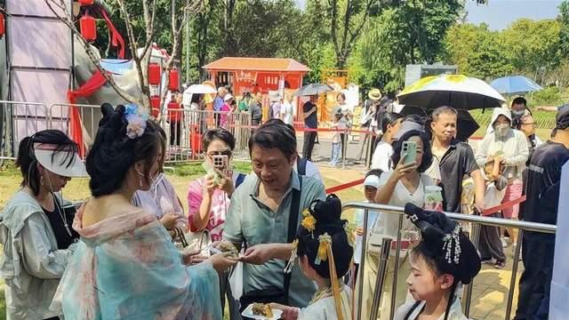 武汉现超大月饼重388斤 500人排队吃
