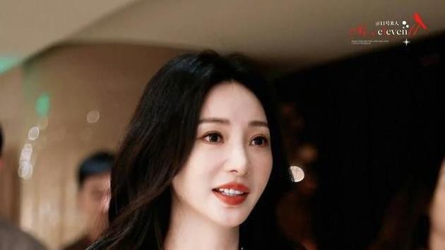45岁魅力女星柳岩，怀5月身孕，亮相医院产检，喜迎宝妈新身份