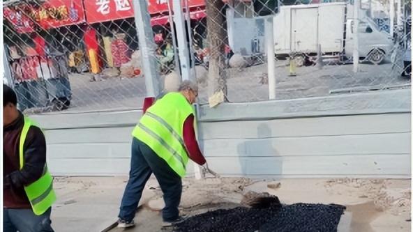 保定：高效修复供水管道挖槽，消除通行隐患