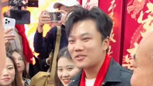 谢浩男回家宴，解清帅一家到场祝贺，送了谢浩男篮球和球鞋