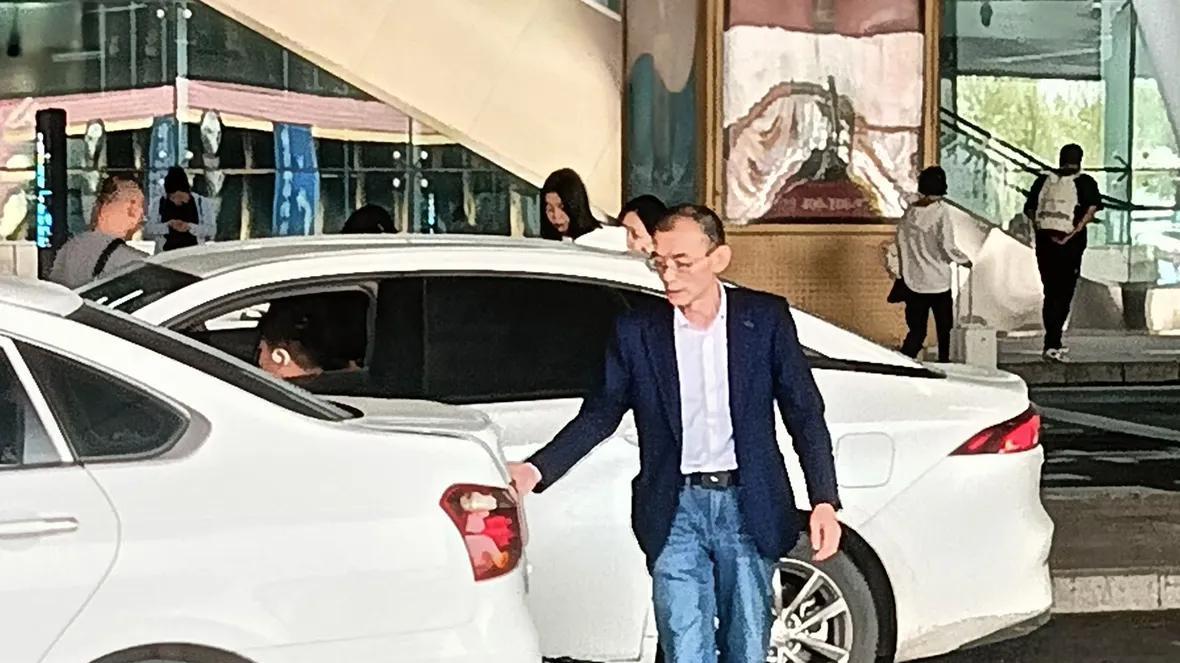 老谢和谢浩男现身泰山还愿