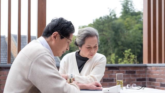 我52岁，和老同学搭伙6年，以为能白头到老，不料却因我女儿分了