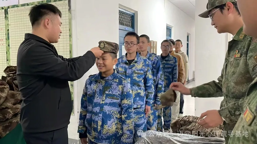 冬季送暖，衣暖情深 | 迈向阳光基地为全体学子发放冬日暖心作训服