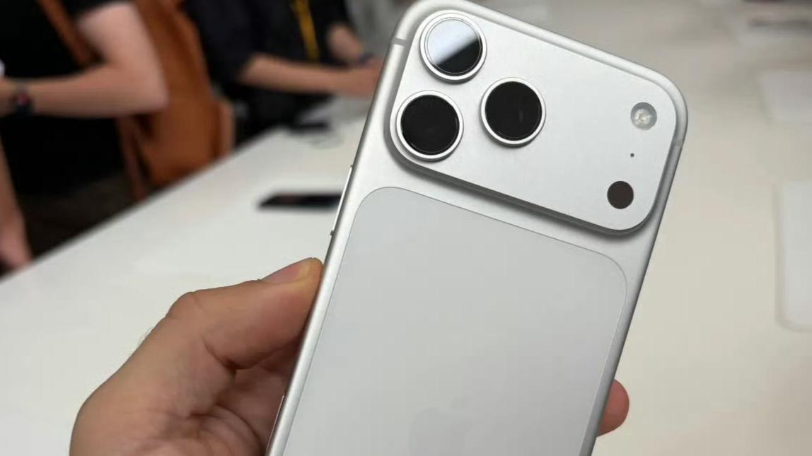 iPhone 17 Pro 丑上热搜！