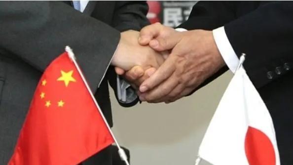 日本主动示好中国原因



日本最近对中国示好，又是拉关系又是邀请访问，葫芦里卖