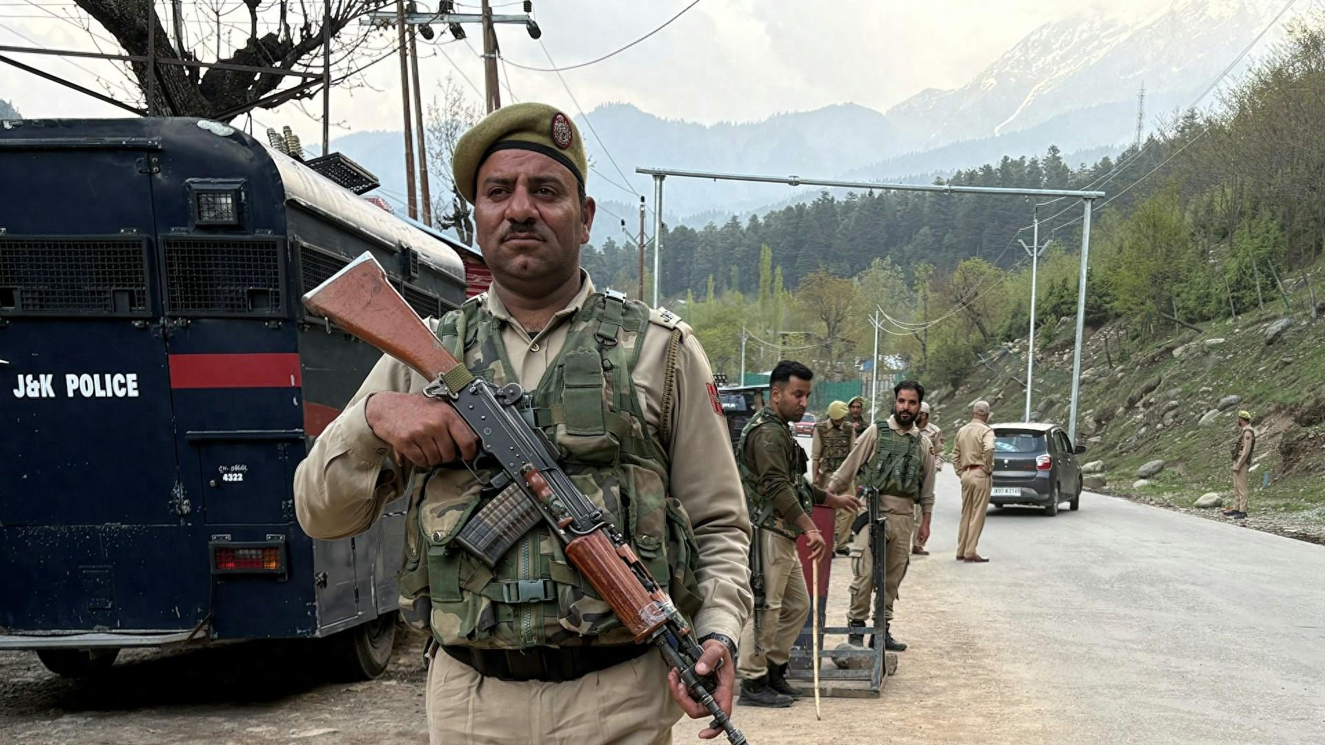 印度开闸放水，巴铁拨通中国电话，希望得到中方帮助，王毅表态了