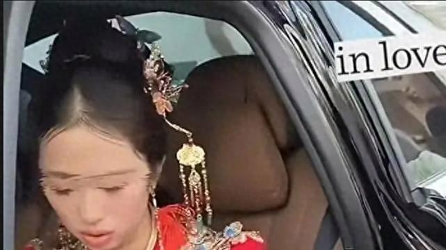 婚礼现场，新娘在车上一张张数下车红包：宾客围观她也不觉得尴尬