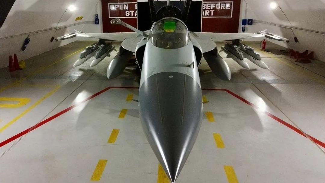 射程200公里！巴基斯坦高调展示霹雳-15空空弹，印度空军危险了？