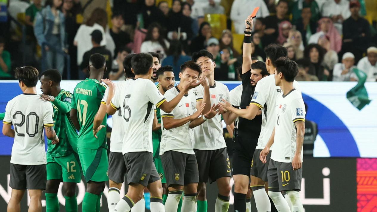 国足0-1沙特！林良铭红牌，塞尔吉尼奥未获出场机会，蒋光太伤退