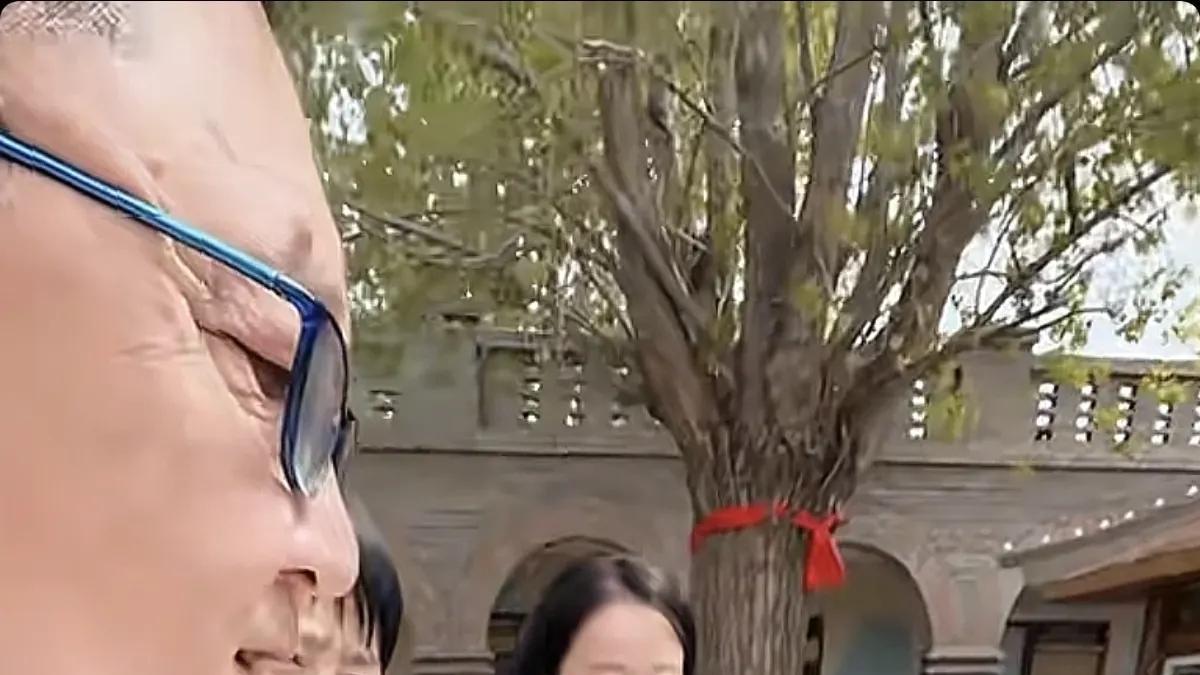 于谦头发花白携妻子白慧明现身北京自家宠物园，谦嫂戴佛串变化大