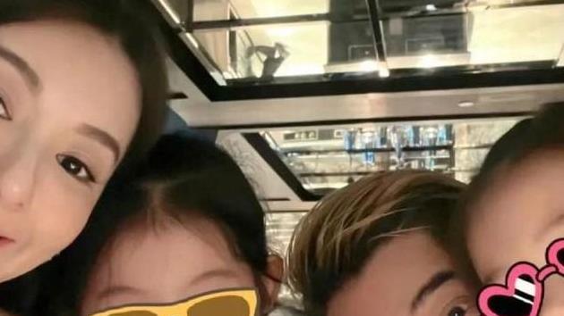 方媛全家看演唱会，59岁郭富城和54岁丈母娘一同框，画面就尴尬了