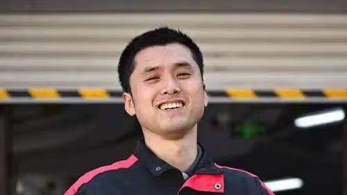 高考都没这么费眼神，快递员拿着包裹在槐树下四处张望，客户坐在石凳上挥手