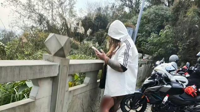 女骑士压弯失败，大腿磨掉一层皮：丝袜当护具，油门当密码