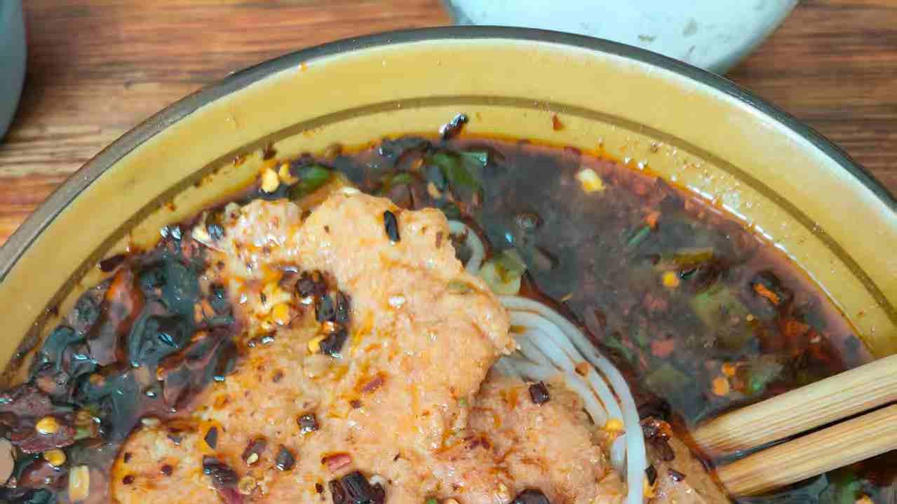 这个早餐真的香到没招了！「贵州大排粉」