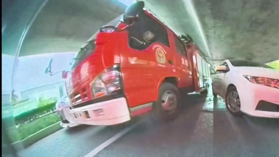 当消防车遇上腾势，易三方技术场景具象化了，赢得消防员鼓掌点赞