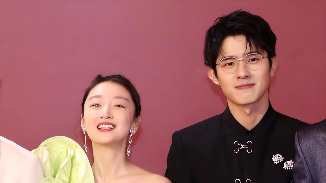 周冬雨刘昊然恋情再添实锤？戛纳红毯互动引猜测