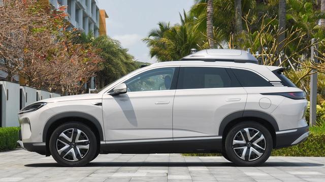 比亚迪全新中大型SUV亮相，油耗低至0.94L，搭载云辇C系统，起售价16万