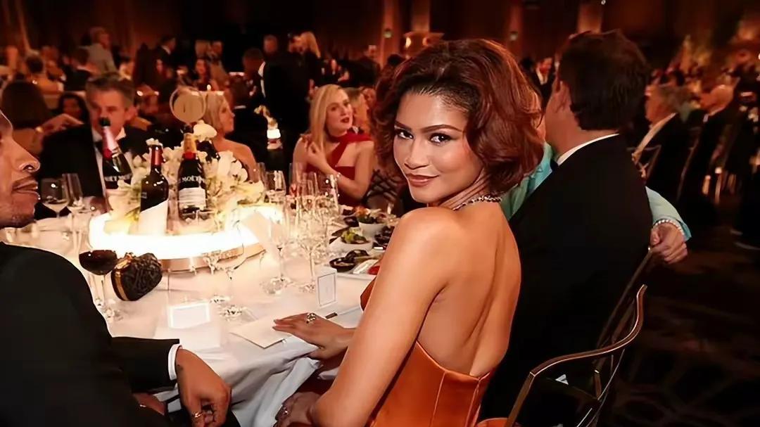 赞达亚和荷兰弟订婚了！圣诞期间求婚，赞姐向蜘蛛侠制片人秀钻戒