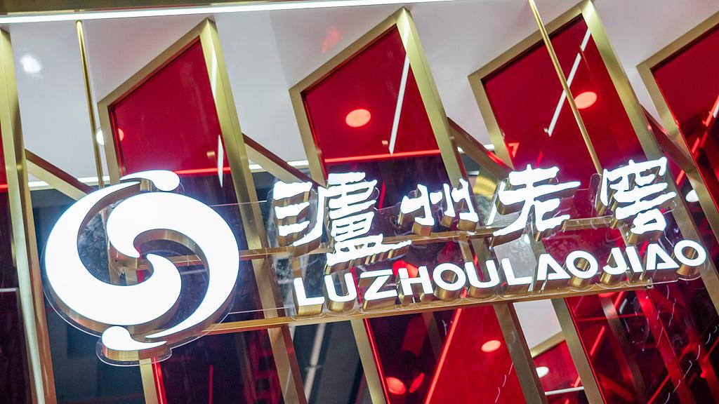 要“硬怼”白酒界？泸州老窖大手笔降价，跌400不算啥，最后一个降千元
