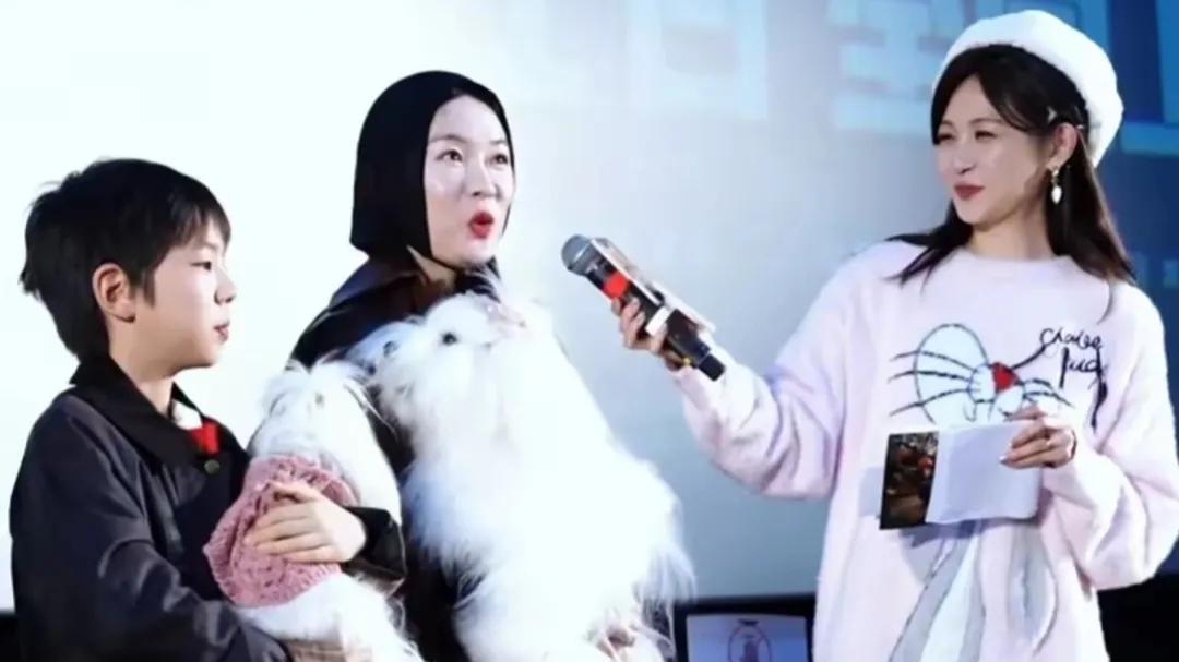 嗯哼具像化谈家的味道，霍思燕踢腿示意反应太搞笑，幸福一家人