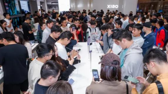 小米17系列首销创纪录！5分钟刷新2025年国产手机销量榜，Pro Max版本占比超50%