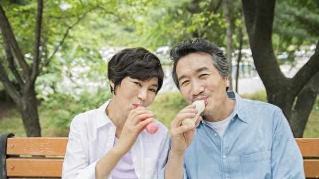 两性关系，惊人发现，60岁与异性靠近，根本不是桃花运，而是这个