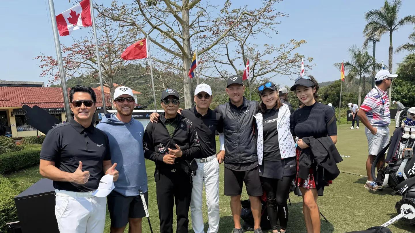 67岁苗侨伟澳门高尔夫球场挥杆，胸肌抢镜，结婚35年零绯闻
