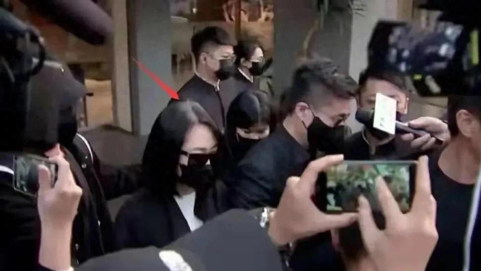 小箖箖一场病，却让人看出S一家真面目，没妈的孩子真的一言难尽